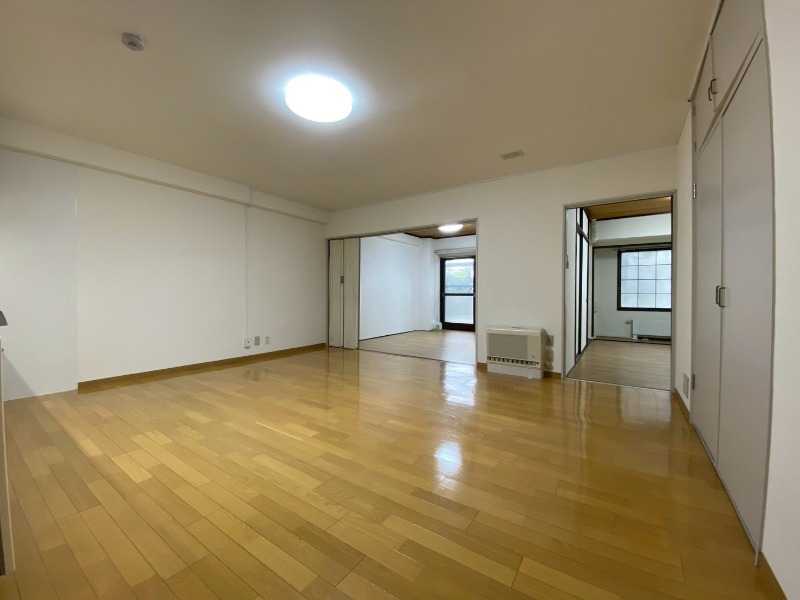 居室・リビング　広くてキレイなお部屋が広がっていて、充実した生活が送れそう。