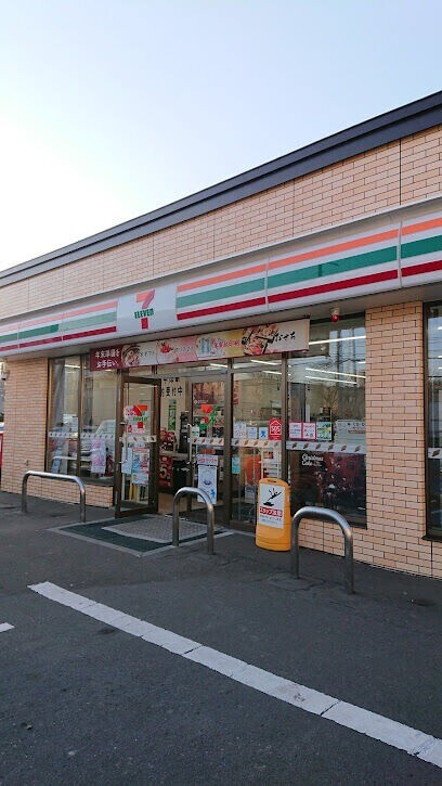 コンビニ　セブンイレブン札幌八軒5条西9丁目店（コンビニ）まで40m