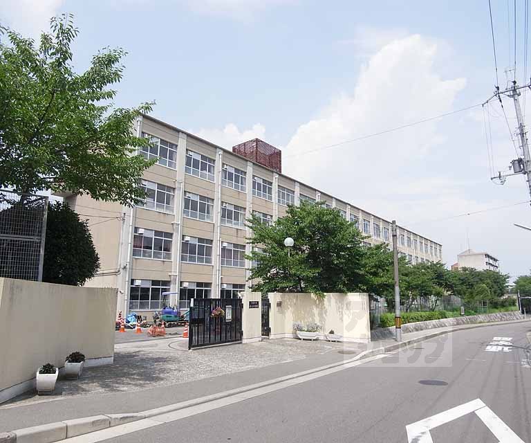 中学校　洛西中学校（中学校）まで700m