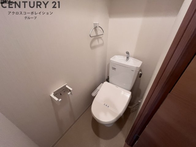 トイレ　温水洗浄便座付きのトイレです♪