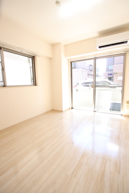 居室・リビング　６帖洋室　白を基調とした明るい雰囲気のお部屋ですね♪