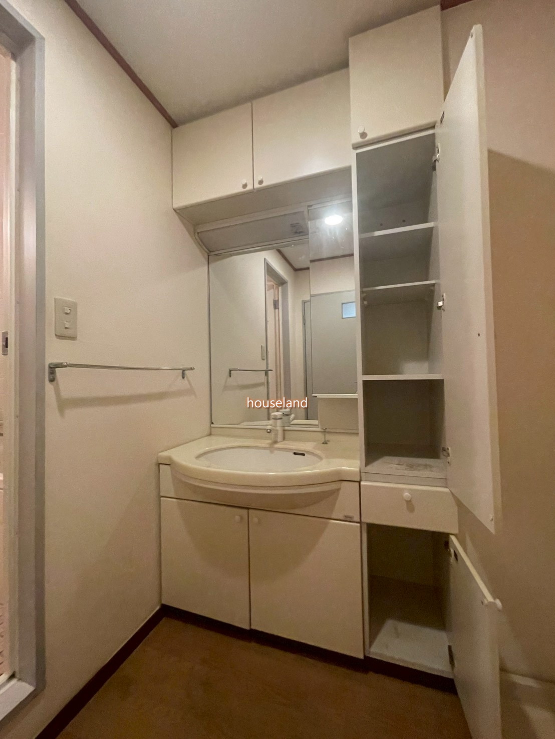 洗面設備　清掃前の写真です