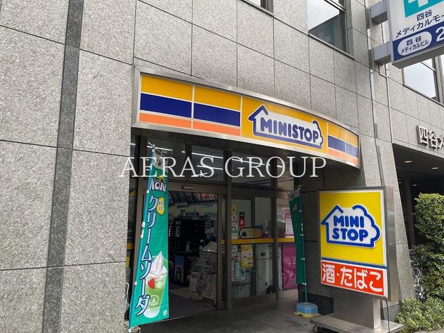 コンビニ　ミニストップ 新宿左門町店（コンビニ）まで246m
