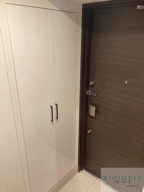 玄関　同タイプの別部屋の写真です