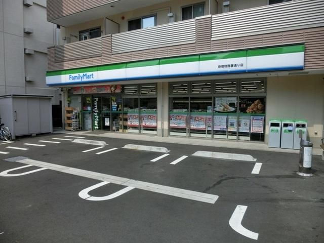 コンビニ　ファミリーマート（コンビニ）まで102m