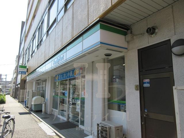 コンビニ　ファミリーマートサンズ田端新町店（コンビニ）まで587m