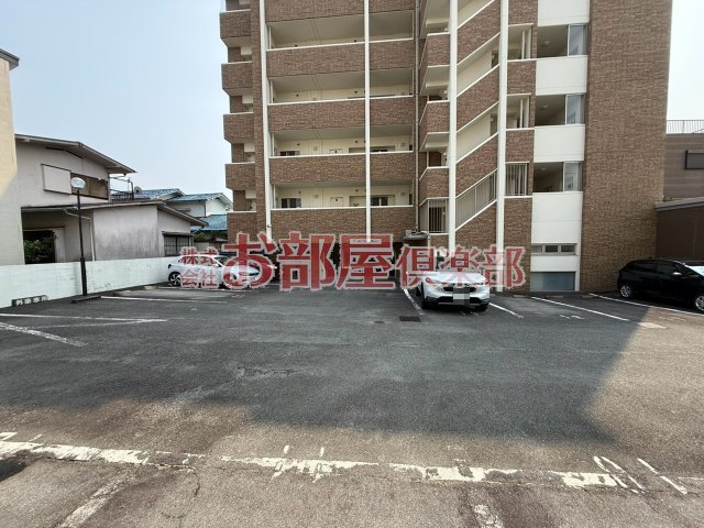 駐車場　駐車場があるので、車を買う予定の方も安心です