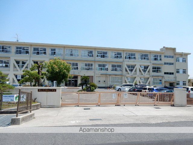 小学校　岡山市立富山小学校（小学校）まで636m