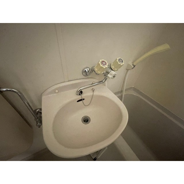 洗面設備　※他の号室の参考写真です