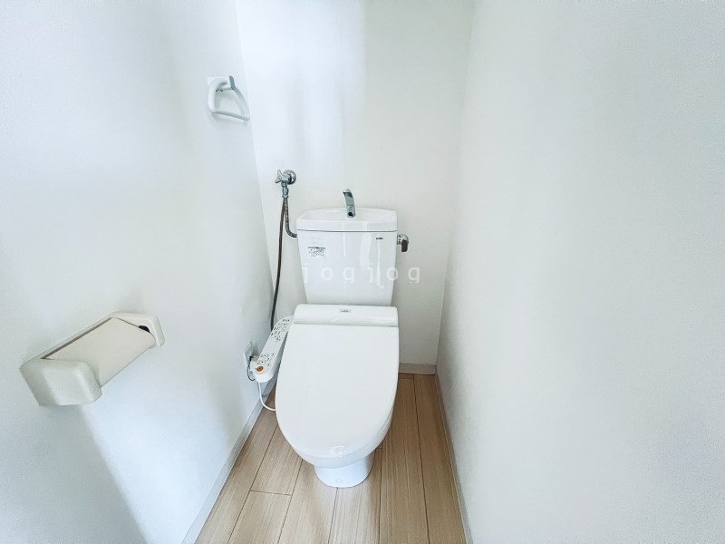 トイレ　嬉しい温水洗浄便座付きのトイレです。