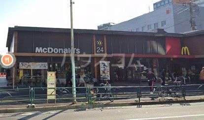 飲食店　マクドナルド明治通り　新宿ステパ店（飲食店）まで483m