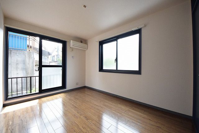 居室・リビング　★角部屋二面採光の6帖の洋室・きれいなフローリングのお部屋…