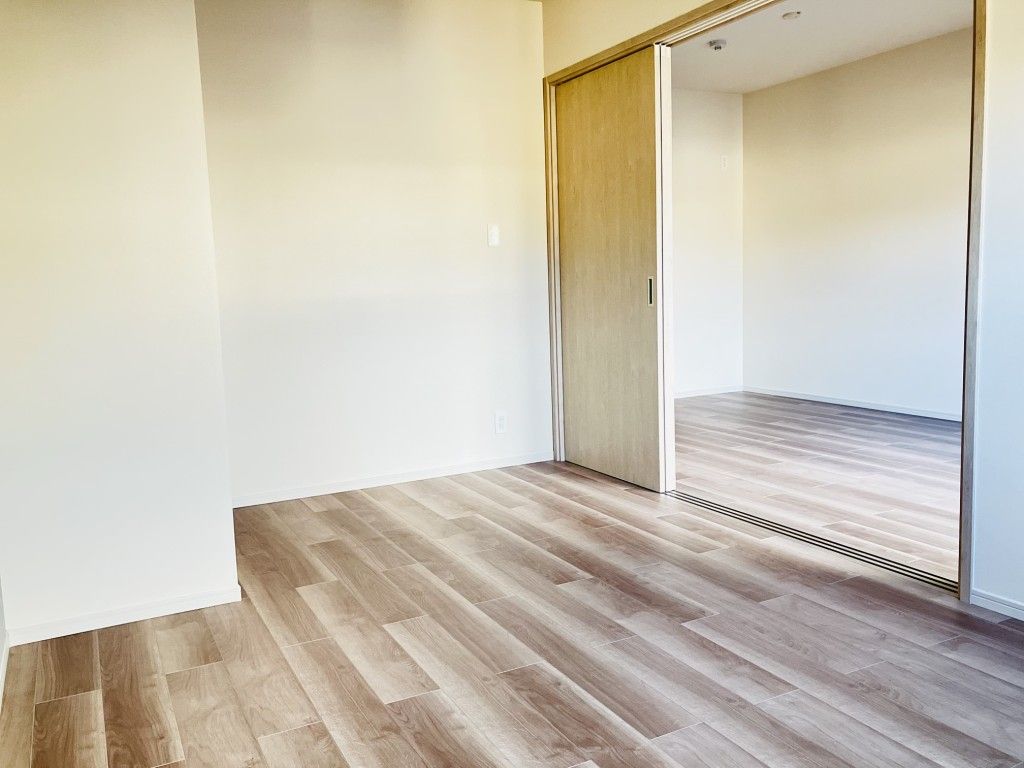 その他部屋・スペース　開放的な寝室です