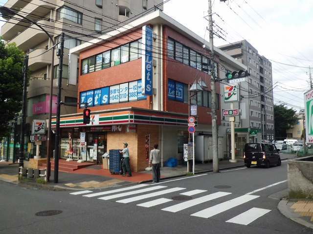 コンビニ　セブンイレブン（コンビニ）まで300m