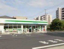 コンビニ　ファミリーマート西新井二丁目店（コンビニ）まで50m