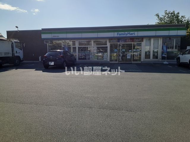 コンビニ　ファミリーマート津河芸町中瀬店（コンビニ）まで580m