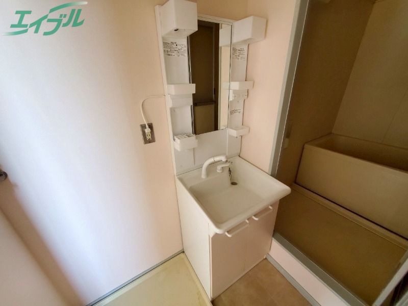 洗面設備　別部屋同型参考写真