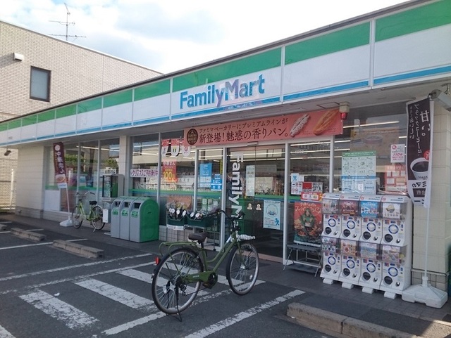 コンビニ　ファミリーマート様（コンビニ）まで200m