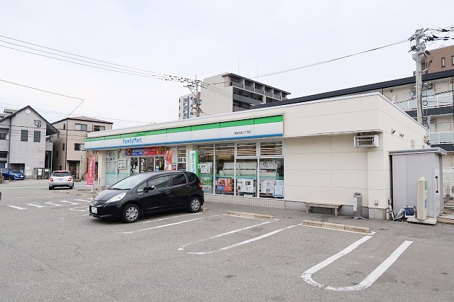 コンビニ　ファミリーマート 博多吉塚三丁目店（コンビニ）まで1052m