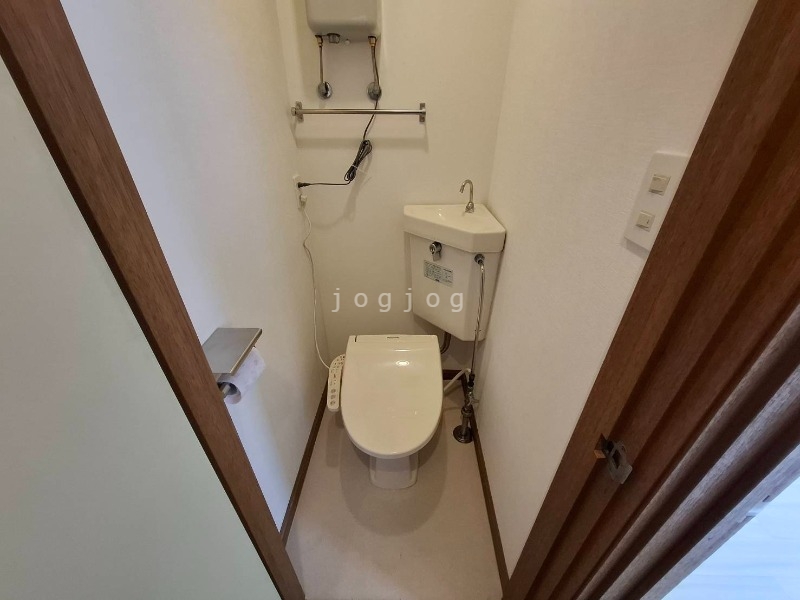 トイレ　嬉しい温水洗浄便座付きのトイレです。