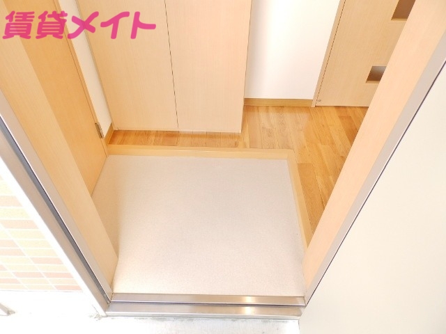 玄関　同物件別室反転タイプ画像