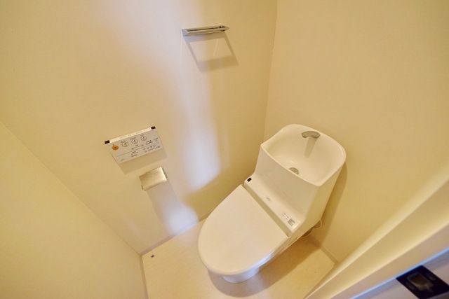 トイレ　★上部棚・ウォッシュレットつきのお手洗いです★