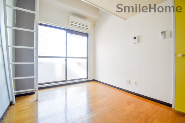 居室・リビング　エアコン付きのお部屋です