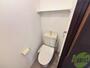 トイレ　こちらトイレでございます。温水洗浄便座付きです。