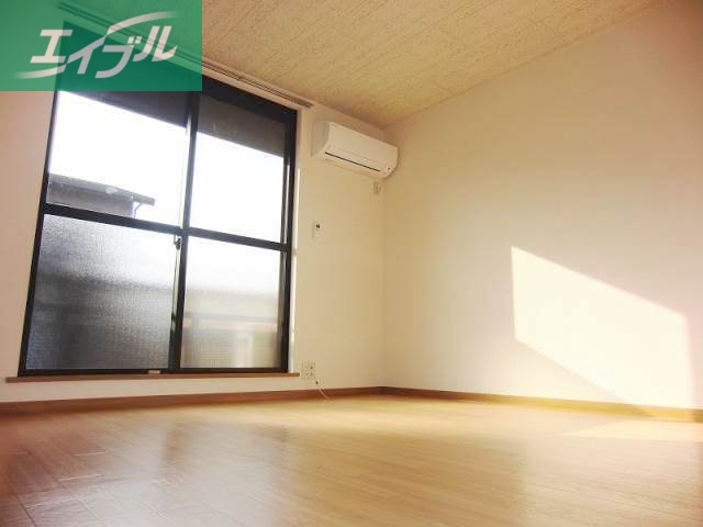 ダンディライオン西市A棟の居間写真