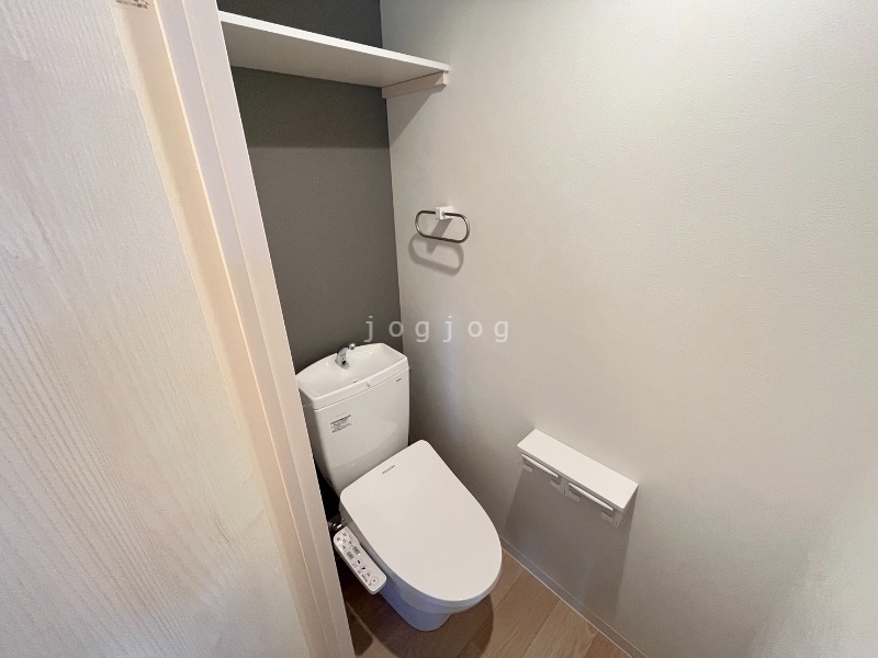 トイレ　嬉しい温水洗浄便座付きのトイレです。