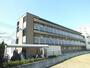 その他　可児川の畔に建つ３階建てです。
