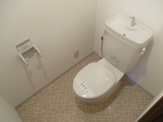 トイレ　見てほしいぐらい広々としたトイレです
