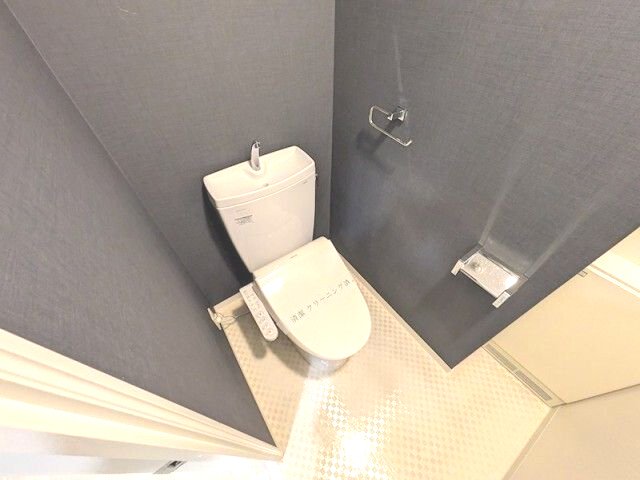 トイレ　落ち着いた色調のトイレです