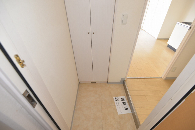 玄関　この写真は同マンションの他のお部屋のものです