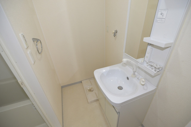 洗面設備　この写真は同マンションの他のお部屋のものです