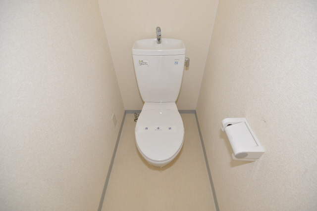 トイレ　この写真は同マンションの他のお部屋のものです