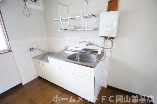 ＪＲ山陽本線 岡山駅 バス乗車時間：24分 最寄りバス停で下車 徒歩3分 2階建 築47年のキッチン写真