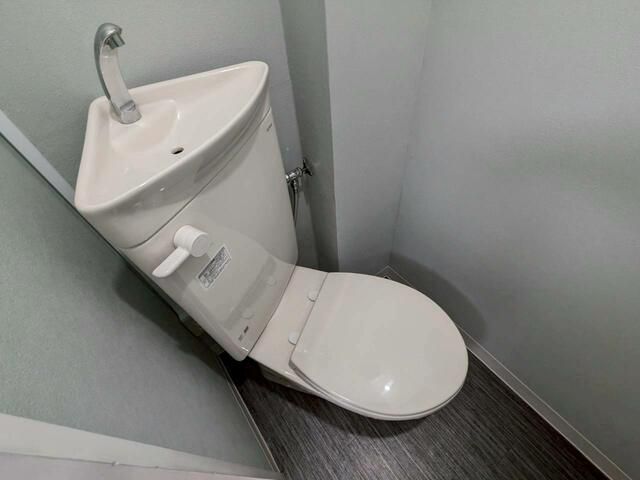 ＪＲ総武線 小岩駅 徒歩9分 3階建 築38年のトイレ写真