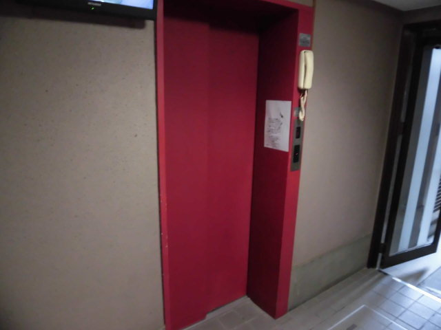 建物外観　建物内にある共用エレベーターです
