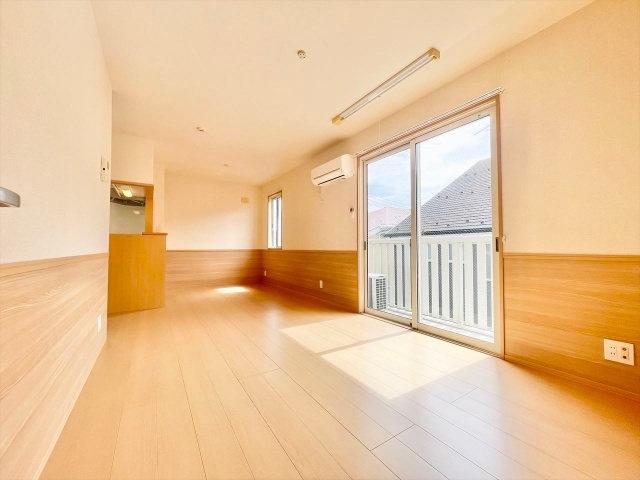 居室・リビング　同一建物内２０１号室内装写真転載