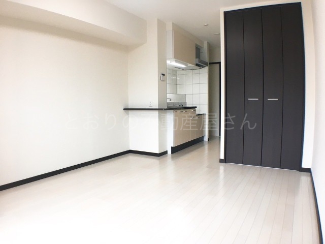 居室・リビング　モントーンカラーのお部屋（※角部屋には窓がございます。）