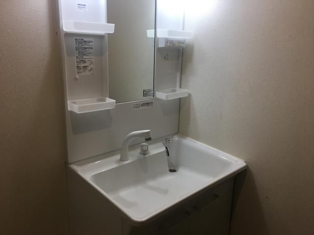 洗面設備　ゆったりとスペースのある洗面所