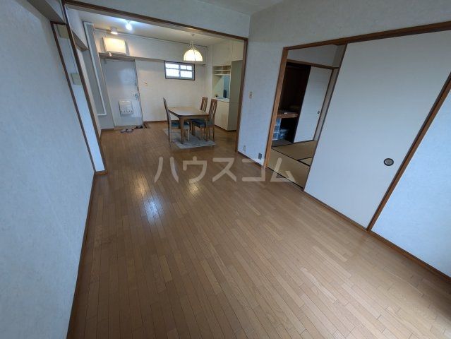 宝八事ハイツの居間写真