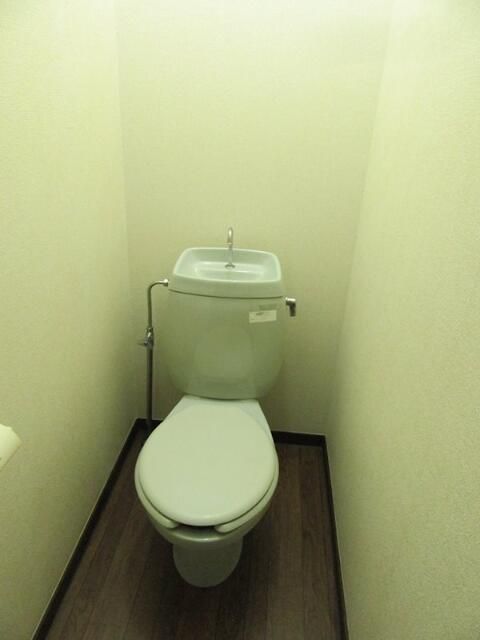 ＪＲ東海道本線 戸塚駅 徒歩13分 2階建 築38年のトイレ写真