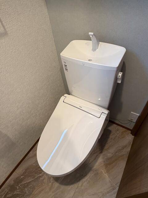 トイレ　温水洗浄便座付きです