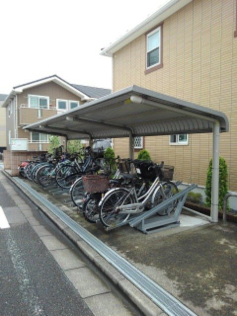 その他共有部分　屋根付きの駐輪場です。