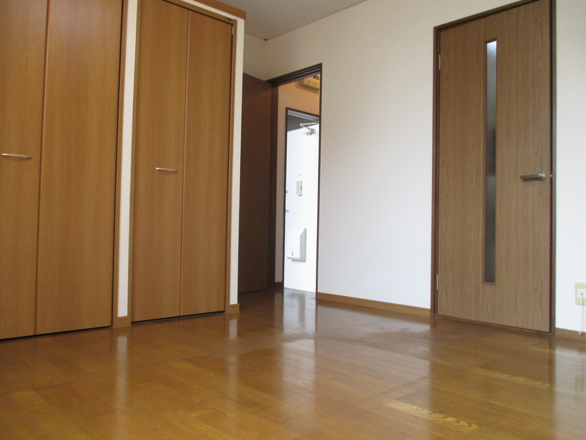 居室・リビング　玄関と居室の間にドアがあり、冷暖房効率が良くなります