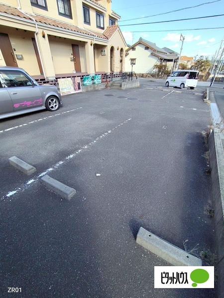 【半田市大伝根町のアパートの駐車場】