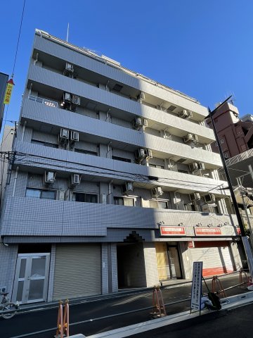 新宿区市谷薬王寺町のマンションの建物外観