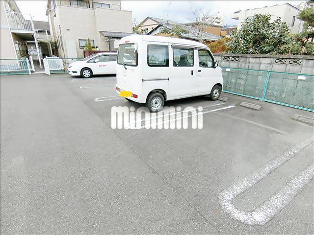 【フレグランスたからの駐車場】